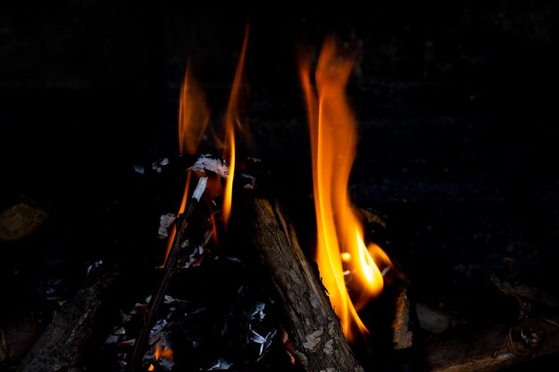 Fogo na lareira, close-up.