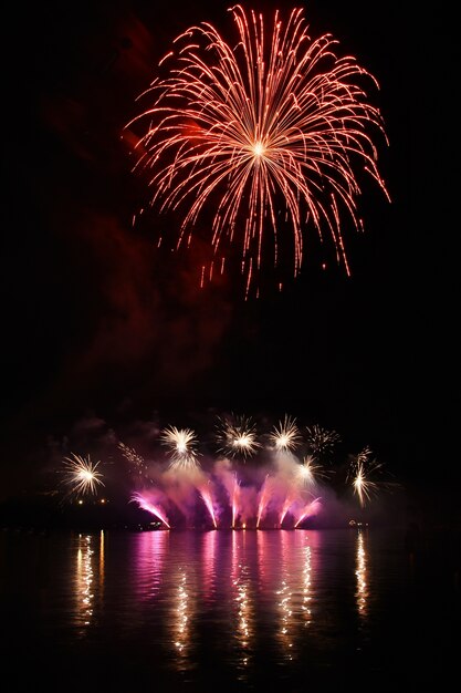 fogos de artifício coloridos refletida na água