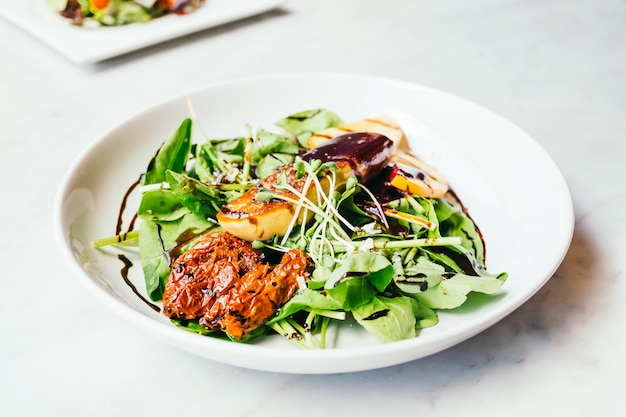 Foie gras com salada de vegetais