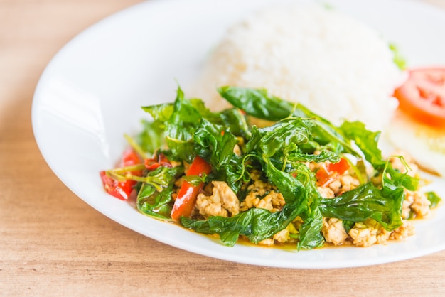 Folha de manjericão frito picante com frango e arroz