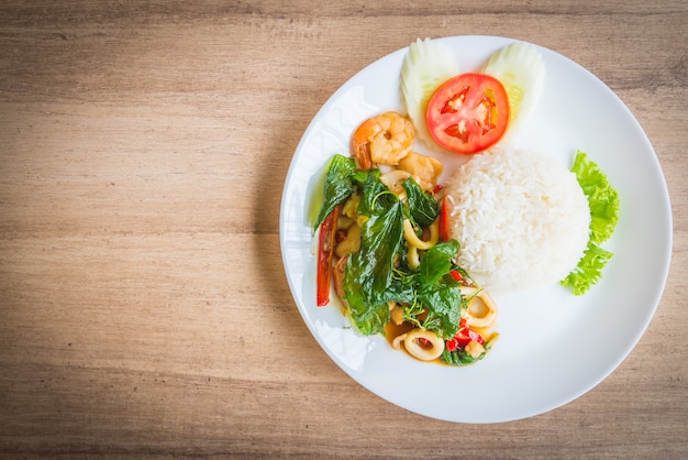 Folha de manjericão frito picante com frutos do mar e arroz