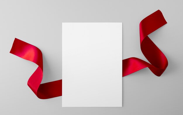 Folha de papel com fita vermelha