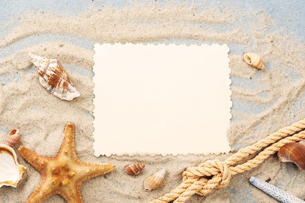 Foto grátis folha de papel em branco na areia