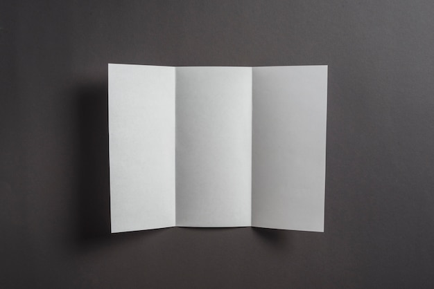 Foto grátis folha de papel em branco sobre fundo preto