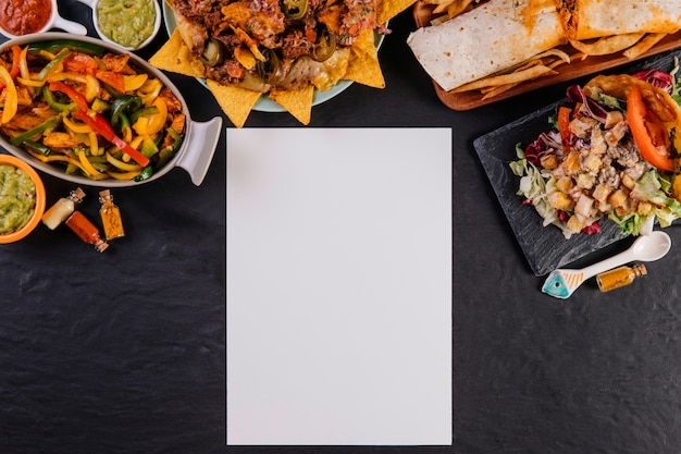 Folha de papel perto de pratos mexicanos