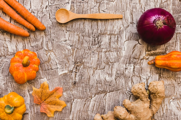 Folha e colher perto de legumes