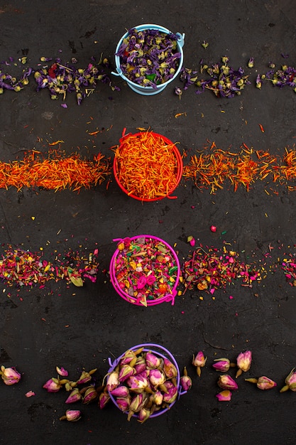 Folhas coloridas, folhas de flores espalhadas por toda a mesa cinza