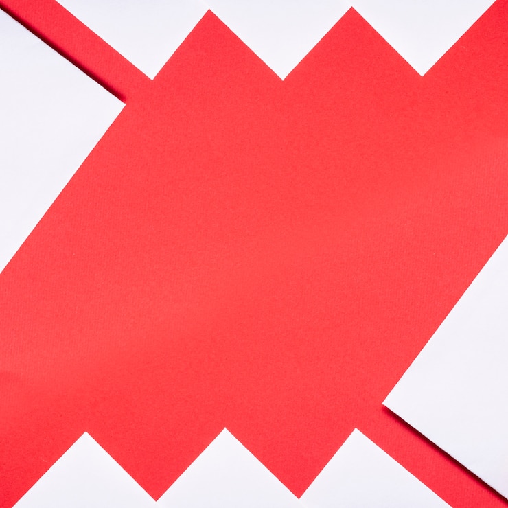 Foto grátis folhas de papel decorado vermelho e branco com espaço de cópia