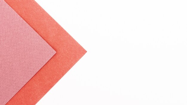 Folhas de papelão triangulares rosa com espaço de cópia