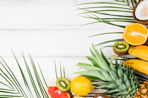 Foto grátis folhas de plantas perto de frutas exóticas