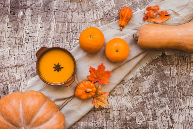 Folhas e frutas laranja perto da sopa