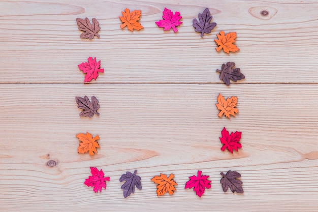 Folhas ornamentais na placa de madeira