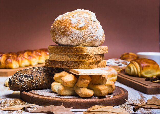 Folhas perto de pães e torre de pão