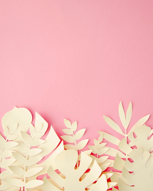 Foto grátis folhas tropicais em estilo de corte de papel em rosa