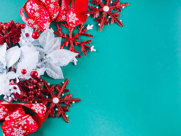 Foto grátis folhetos coloridos com flocos de neve na mesa