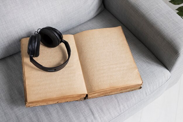 Fones de ouvido de alto ângulo em livro braille