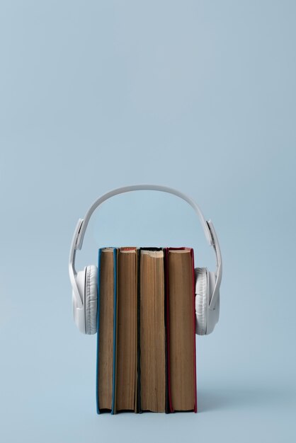 Fones de ouvido e arranjo de livros