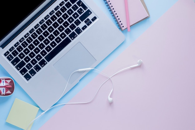 Foto grátis fones de ouvido e notebook perto do teclado