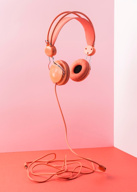 Foto grátis fones de ouvido rosa com cabo voando