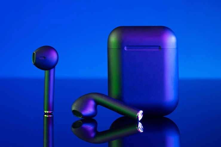 Foto grátis fones de ouvido sem fio com iluminação de estilo neon cyberpunk