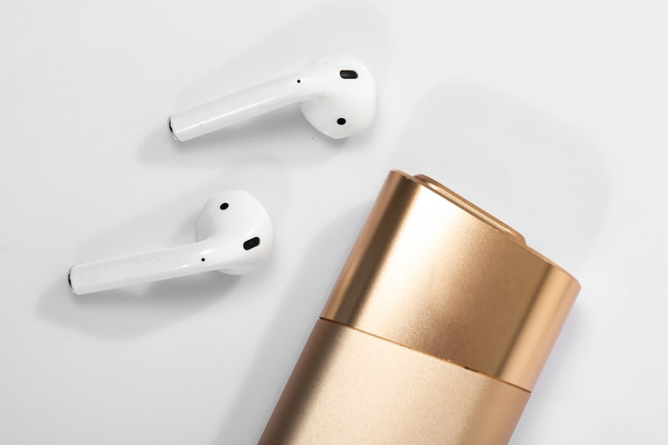 Foto grátis fones de ouvido sem fio e glo dourado