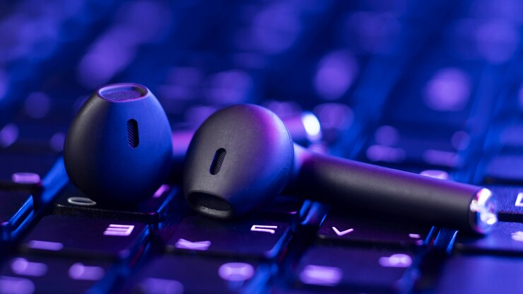 Foto grátis fones de ouvido sem fios com iluminação de estilo cyberpunk de néon