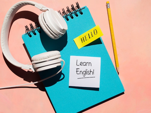 Foto grátis fones de ouvido usados para aprender um novo idioma