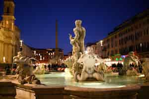 Foto grátis fonte do moro na praça da cidade de piazza navona à noite