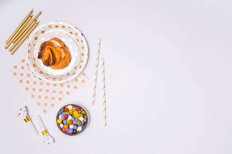 Foto grátis fontes de aniversário organizadas com espaço para texto