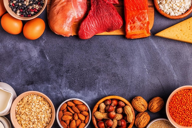 Fontes de proteínas saudáveis - carne, peixe, laticínios, nozes, leguminosas e grãos.