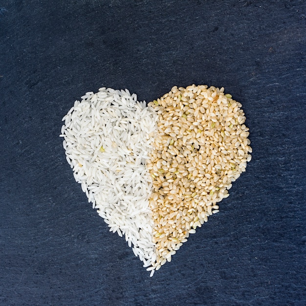 Forma de coração de grãos de arroz na mesa