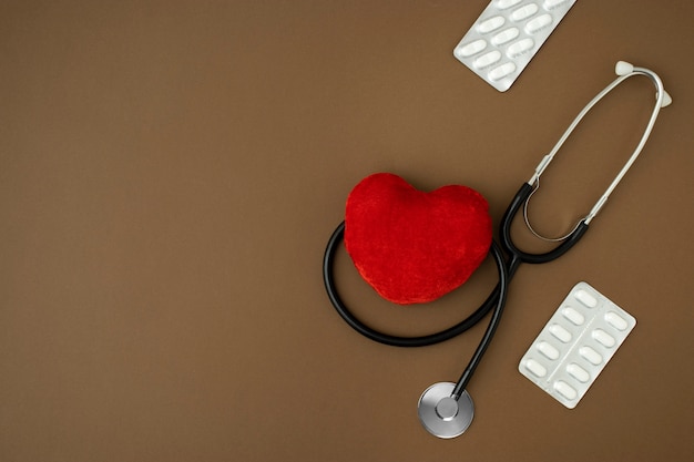 Forma de coração e estetoscópio para assuntos médicos