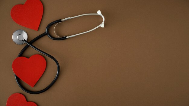 Forma de coração e estetoscópio para assuntos médicos
