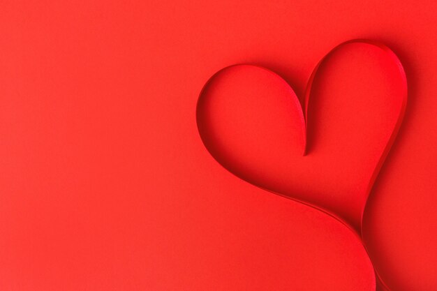 Forma de coração feita de fita no vermelho