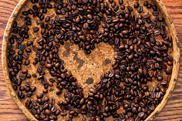 Foto grátis forma de coração feita de grãos de café