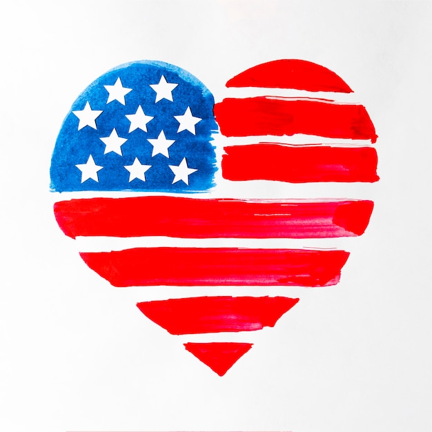 Forma de coração vermelho e azul pintada bandeira EUA isolada no pano de fundo branco