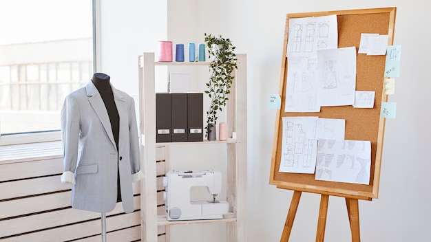 Forma de vestido com blazer e quadro de ideias em ateliê