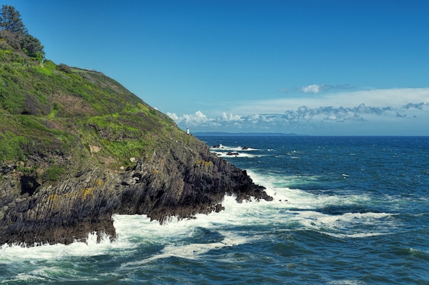 Formação rochosa ao lado do mar azul