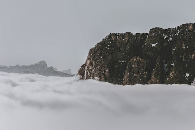 Formação rochosa cercada por nuvens