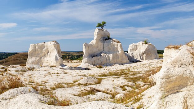 Formações rochosas de calcário em pedreira com planícies visíveis na Moldávia