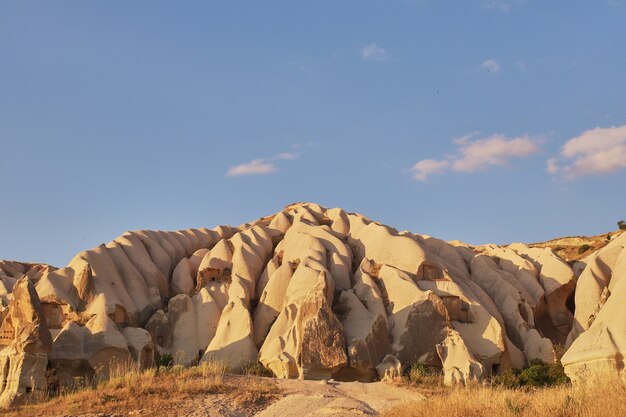 Formações rochosas na Capadócia de Rose Valley em Goreme, Turquia