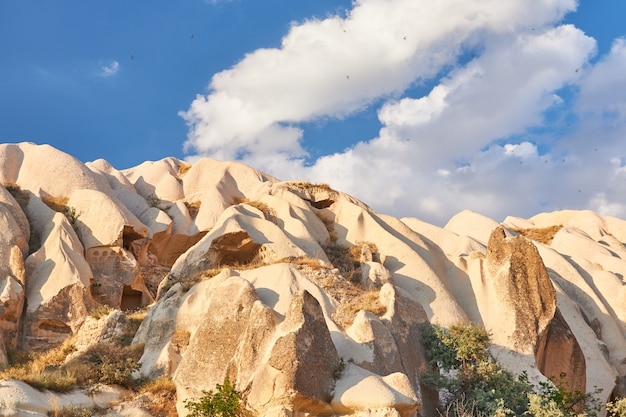 Formações rochosas na Capadócia de Rose Valley em Goreme, Turquia