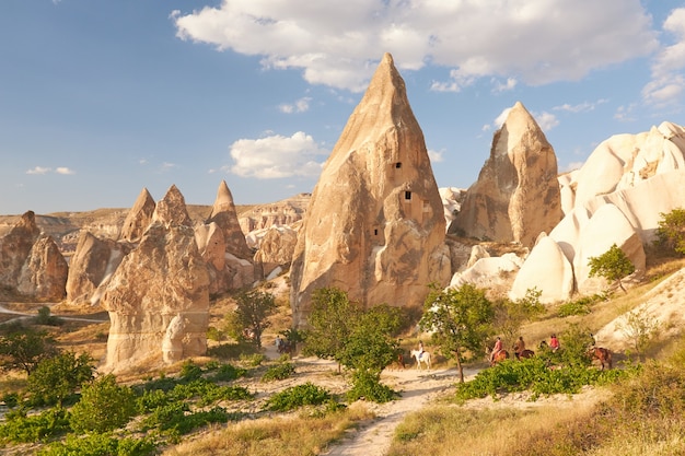 Formações rochosas na Capadócia de Rose Valley em Goreme, Turquia