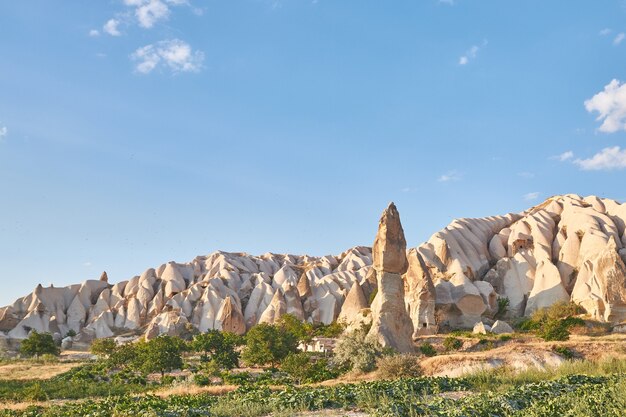 Formações rochosas na Capadócia de Rose Valley em Goreme, Turquia