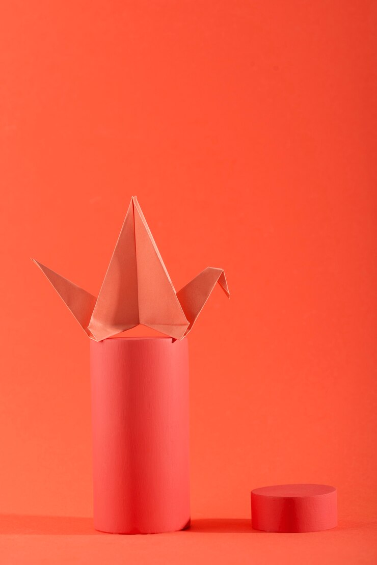 Foto grátis formas de papel geométricas em fundo de coral