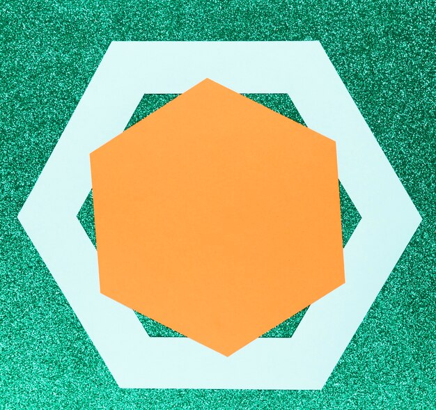 Formas geométricas sobre fundo verde