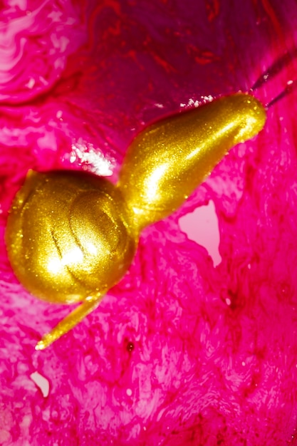 Formulário abstrato caracol de brilho na superfície rosa