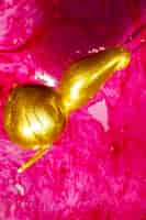 Foto grátis formulário abstrato caracol de brilho na superfície rosa