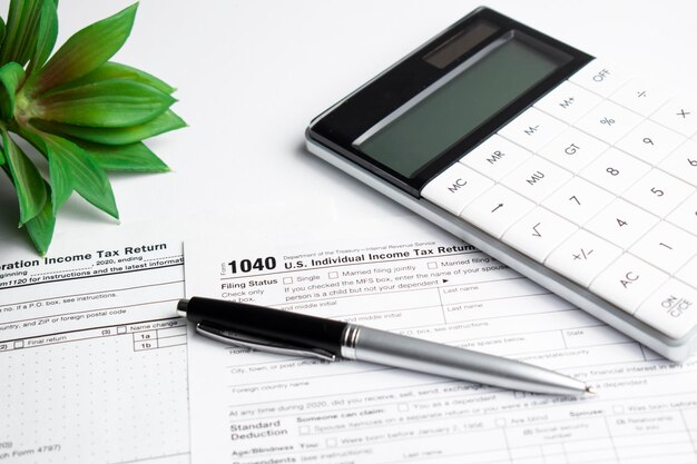Formulário de imposto de renda e caneta. conceito de finanças.