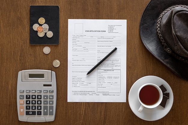 Formulário de pedido de visto em uma mesa de madeira, processamento de visto, registro, postura plana